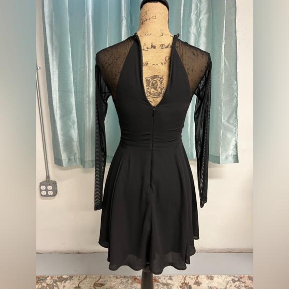 Beautiful dress - Picture 2 of 3